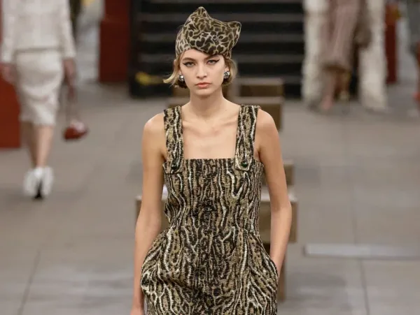 Chanel: Ο Matthieu Blazy «κατεβάζει» το catwalk στο μετρό της Νέας Υόρκης
