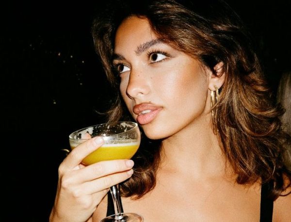 Αυτά τα 5 cocktails θα κάνουν τα parties των γιορτών να μοιάζουν με σκηνές από vintage ταινίες