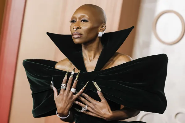 Ο ηθοποιός Idris Elba και η Cynthia Erivo που θα τιμηθούν από τον βασιλιά Κάρολο.