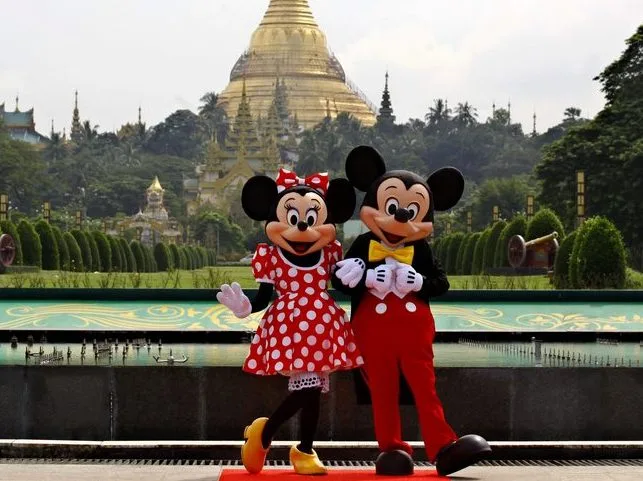 Λογότυπα της Disney και της OpenAI σε φόντο που αφορά την επένδυση για τη χρήση χαρακτήρων στο Sora.