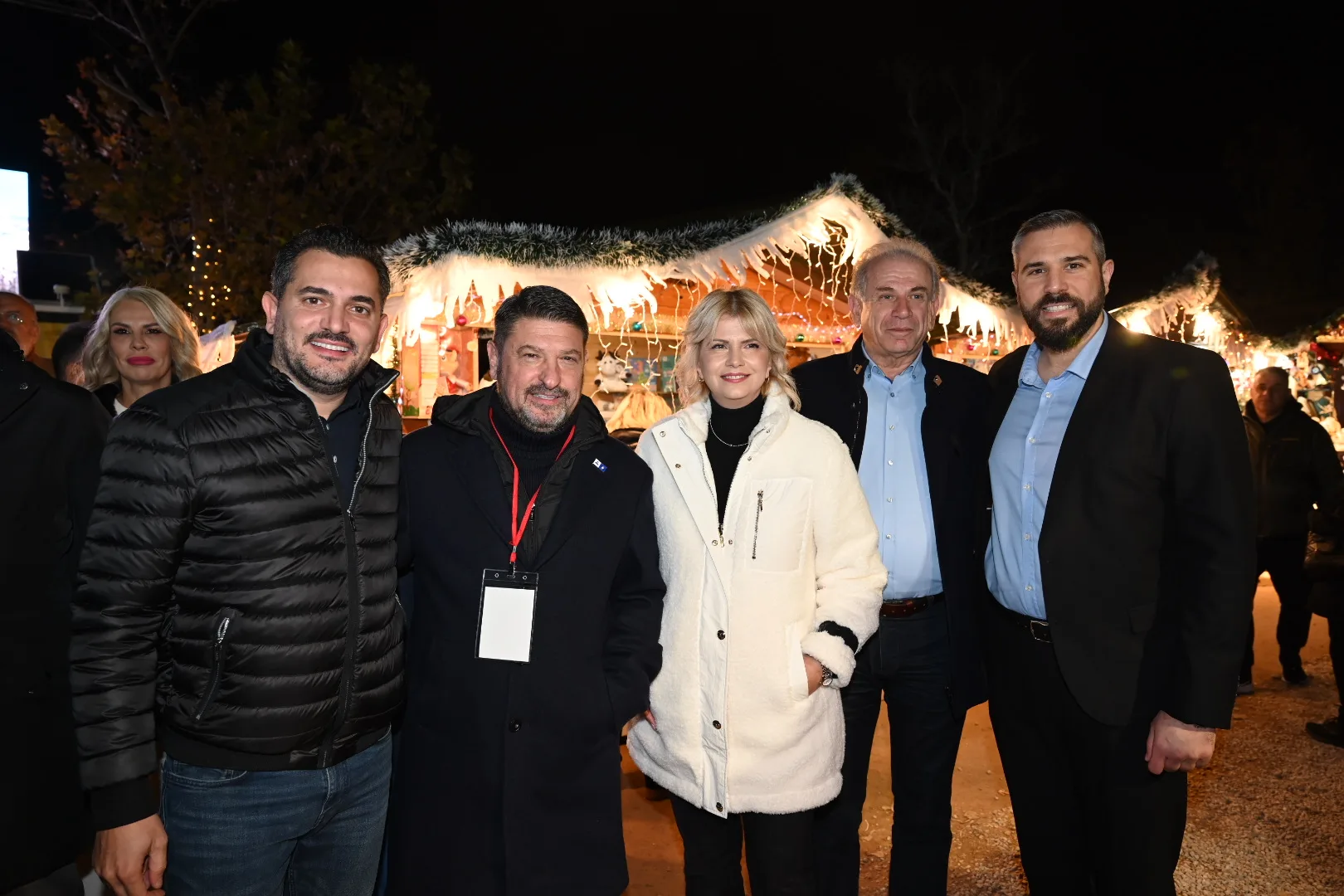 Ο Νίκος Χαρδαλιάς με συνεργάτες και παρευρισκόμενους στο ΔΕΗ Xmas West Park.