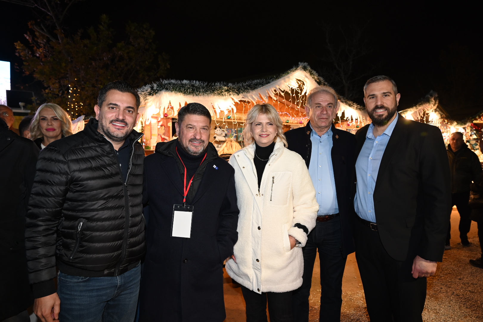 Ο Νίκος Χαρδαλιάς με συνεργάτες και παρευρισκόμενους στο ΔΕΗ Xmas West Park.