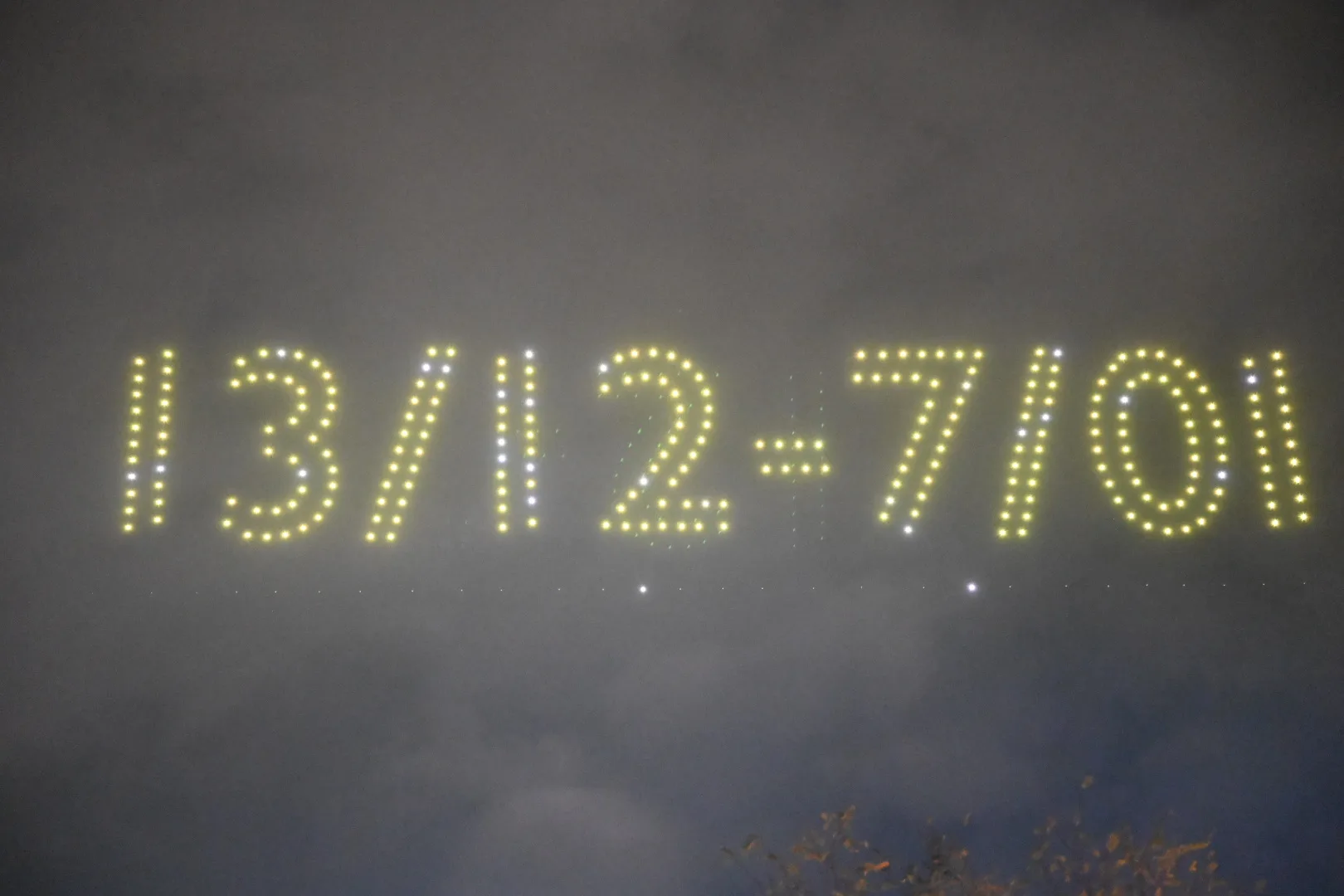 Drone show στον νυχτερινό ουρανό με την ημερομηνία 13/12-7/01.