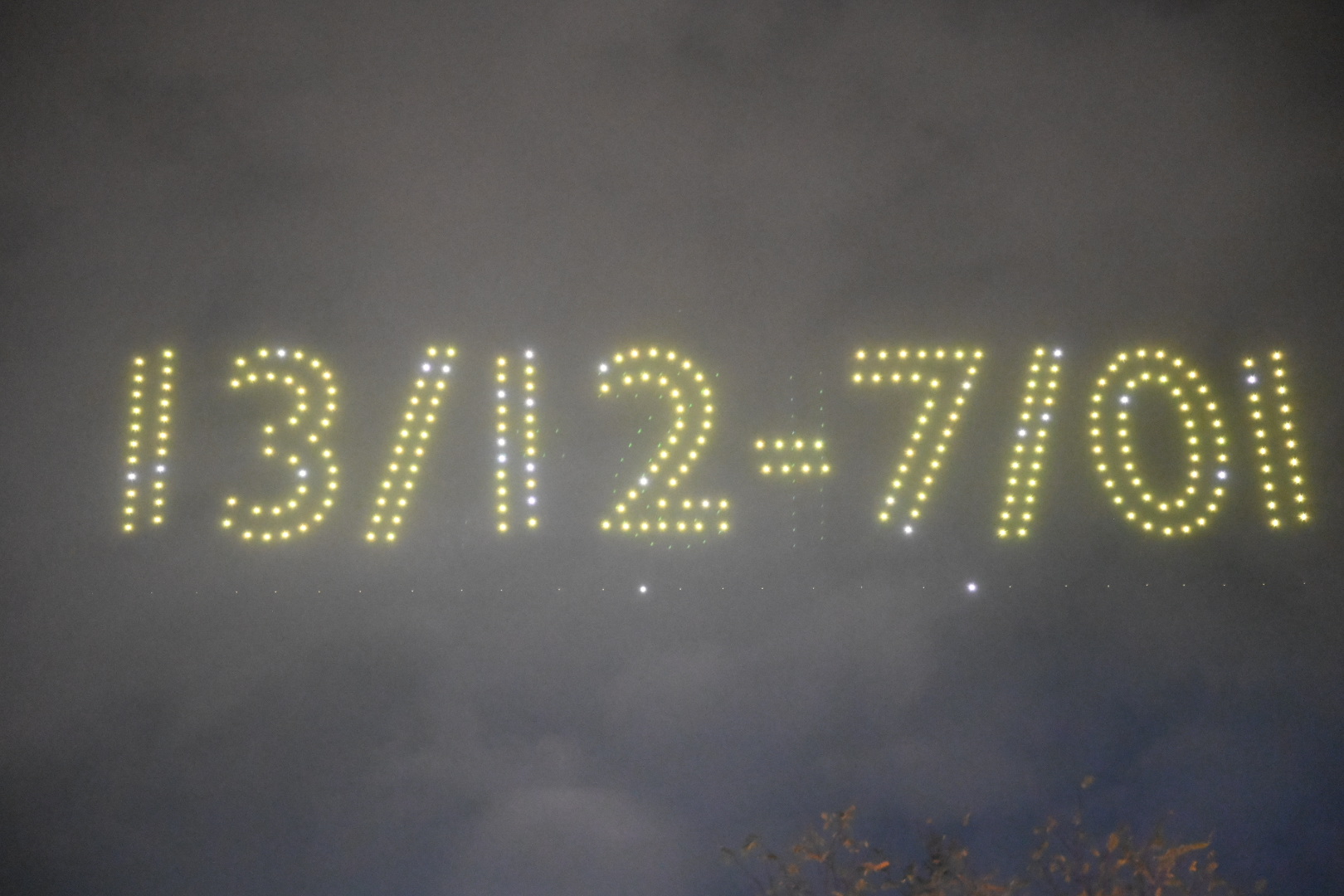 Drone show στον νυχτερινό ουρανό με την ημερομηνία 13/12-7/01.