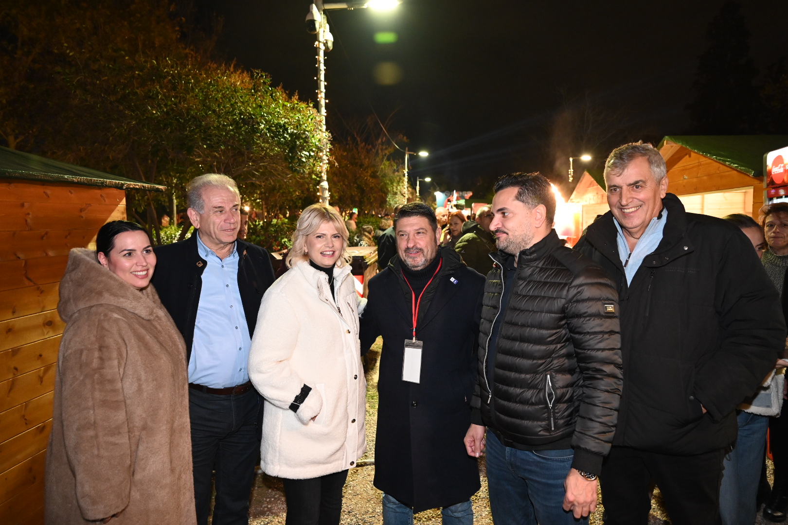Ο Νίκος Χαρδαλιάς με ομάδα ανθρώπων σε χριστουγεννιάτικη εκδήλωση στο Πάρκο Τρίτση.