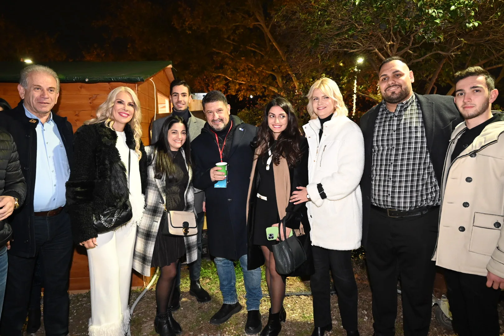 Ο Νίκος Χαρδαλιάς με παρέα στο ΔΕΗ Xmas West Park στο Πάρκο Τρίτση.