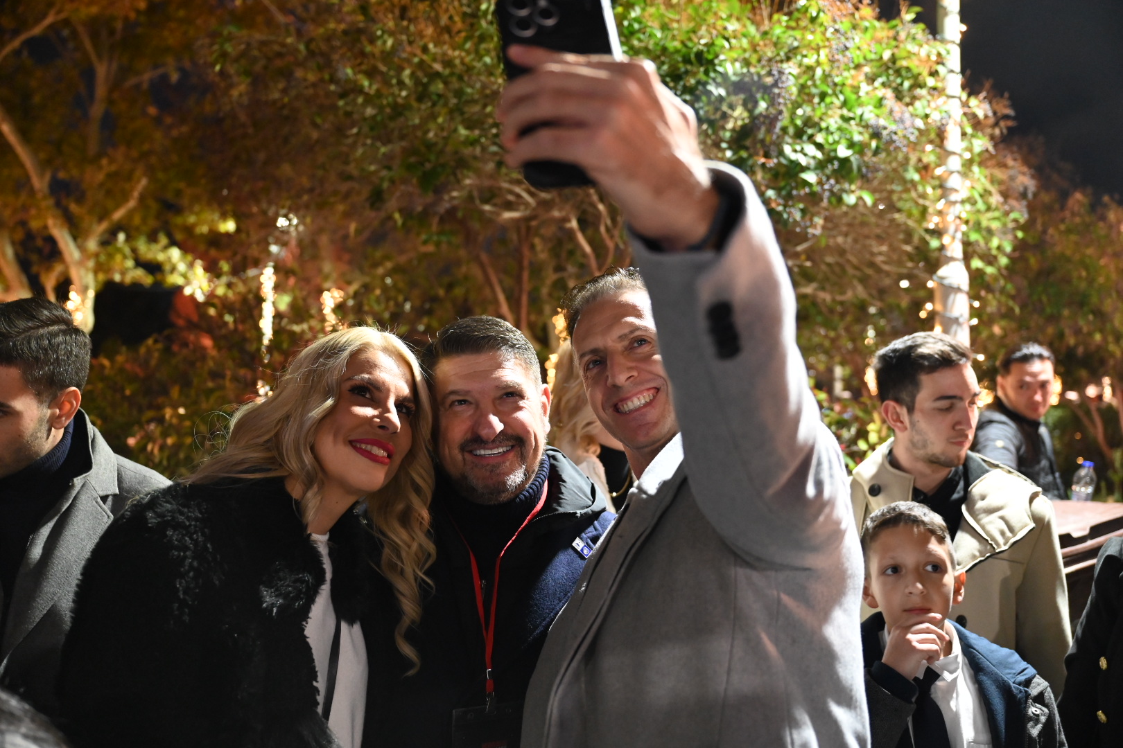 Ο Νίκος Χαρδαλιάς βγάζει selfie με πολίτες στο ΔΕΗ Xmas West Park.