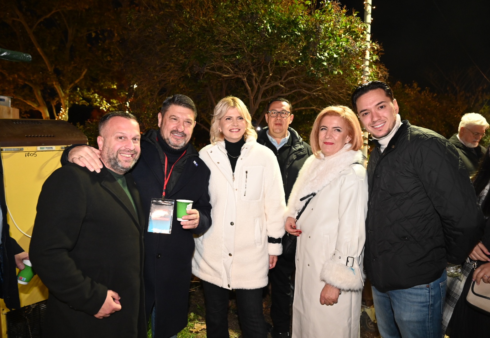 Ο Νίκος Χαρδαλιάς με παρέα στο ΔΕΗ Xmas West Park.