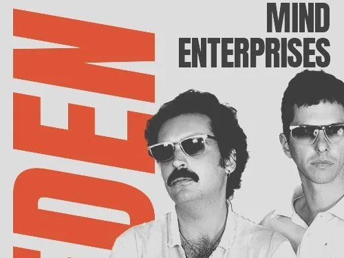 Οι Mind Enterprises σε ασπρόμαυρη φωτογραφία με γυαλιά ηλίου.