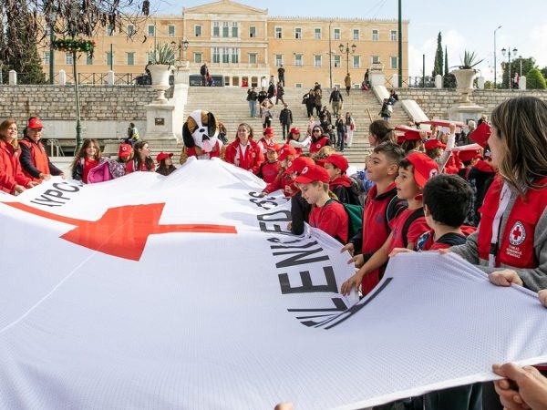Ο Ελληνικός Ερυθρός Σταυρός απέστειλε ηχηρό μήνυμα εθελοντισμού με 370 μαθητές στην Πλατεία Συντάγματος