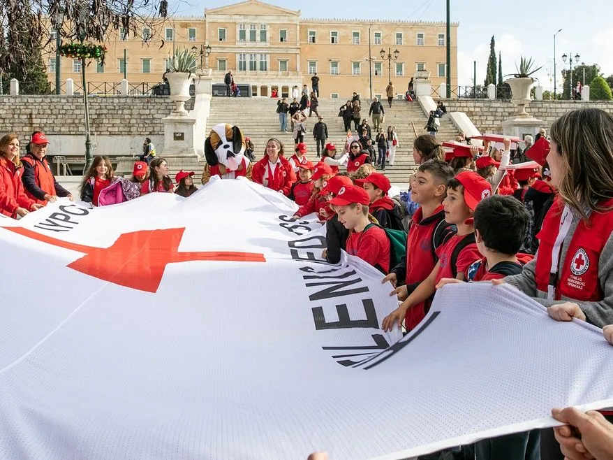 Μαθητές και εθελοντές του Ελληνικού Ερυθρού Σταυρού στην Πλατεία Συντάγματος.