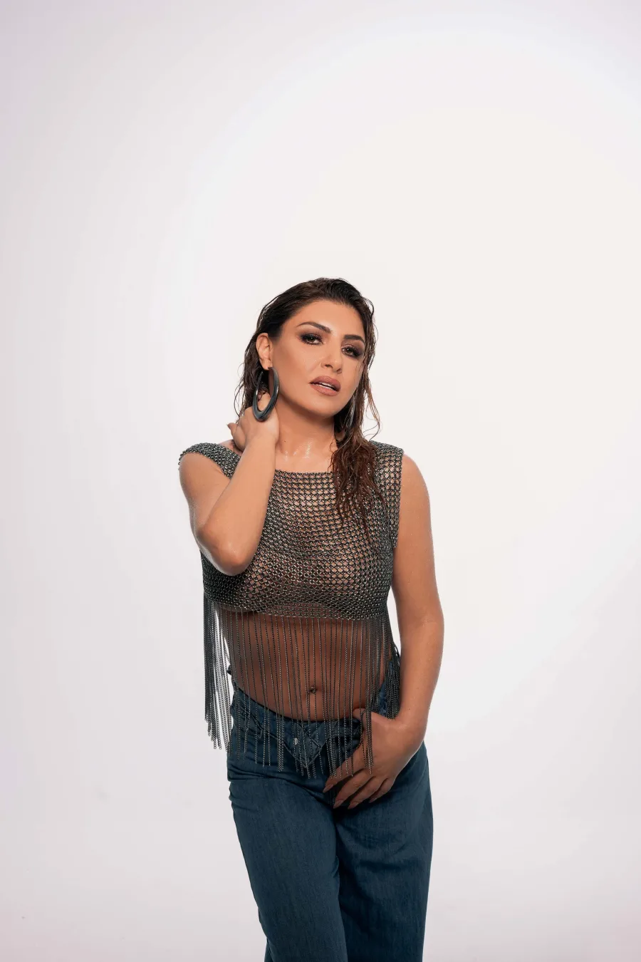 Η Έλενα Παπαρίζου μιλά για τη Eurovision, το «My Number One» και τον Akyla, φορώντας ένα εντυπωσιακό ασημί τοπ.