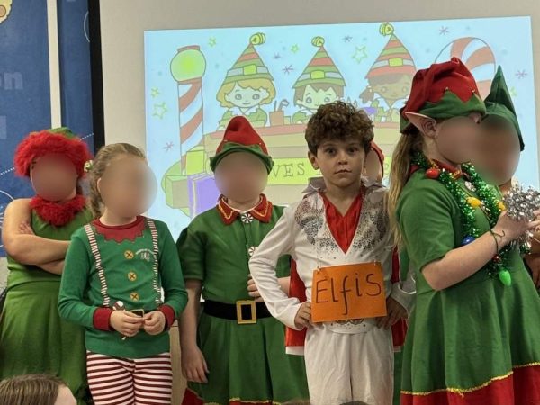 Ο μικρός Oscar Wilkins ανεβαίνει στη σκηνή ως… Elvis αντί για ξωτικό και γίνεται viral