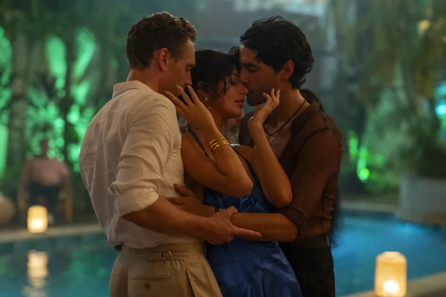 Ο Tom Hiddleston σε σκηνή από τη σειρά The Night Manager.