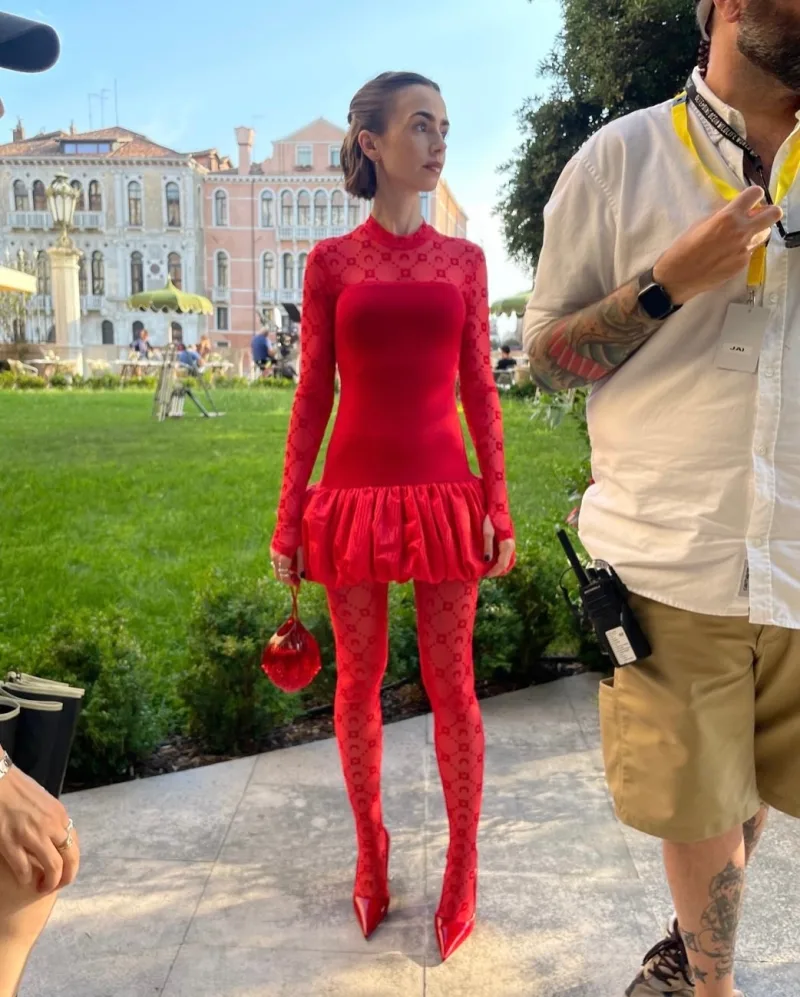 Η Lily Collins από τη σειρά Emily in Paris σε ανάρτηση στο Instagram για την επιτυχία στο Netflix.