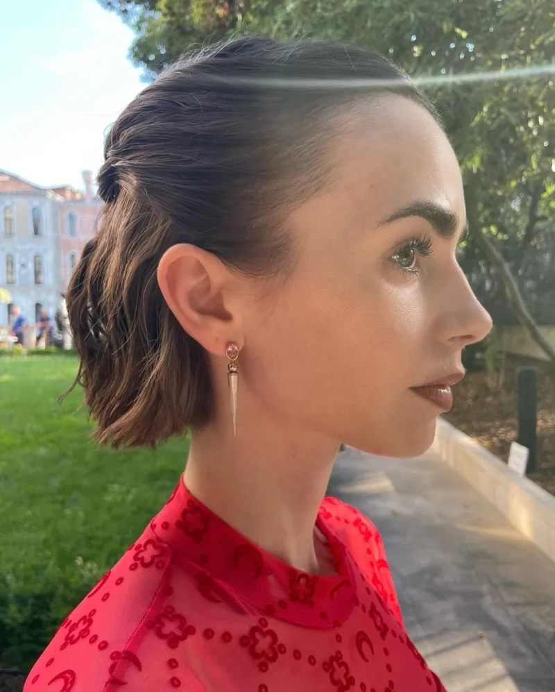 Η Lily Collins σε φωτογραφία από το Instagram για την επιτυχία της σειράς Emily in Paris στο Netflix.