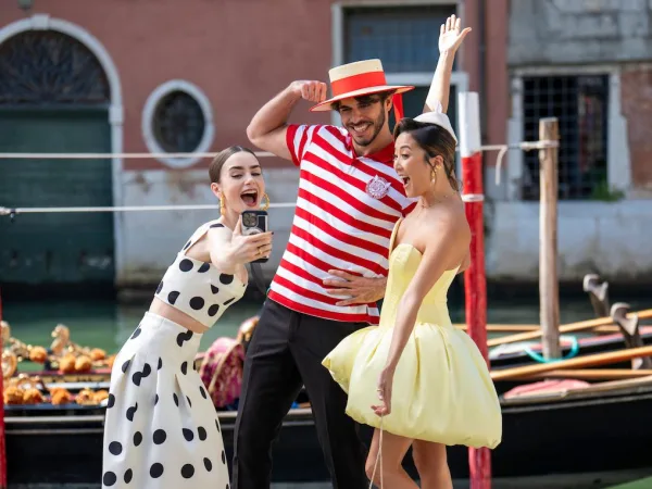 Η Lily Collins και η Ashley Park ποζάρουν για selfie με τον γονδολιέρη, σε σκηνή από το "Emily in Paris".