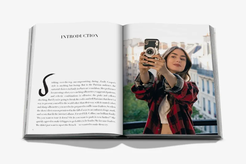 Το επίσημο βιβλίο μόδας της σειράς Emily in Paris από τον εκδοτικό οίκο Assouline.