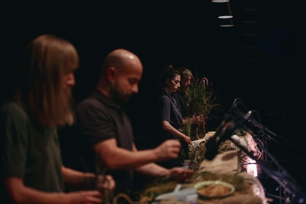 Το COW | DEER των Katie Mitchell, Nina Segal και Melanie Wilson στο Εθνικό Θέατρο – Royal Court Theatre