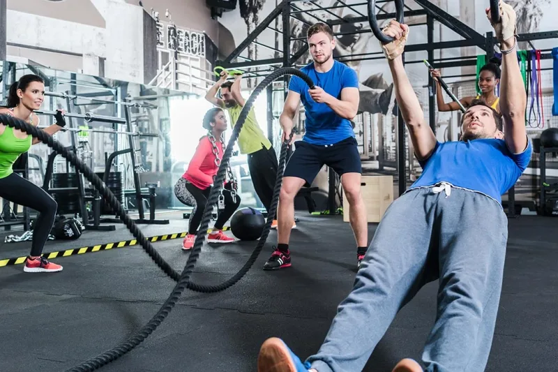Άνθρωποι που γυμνάζονται σε γυμναστήριο crossfit.
