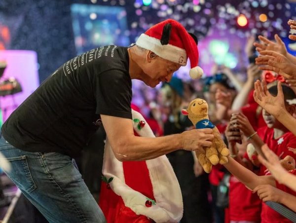 Γιατί ο Gary Sinise στέλνει δωρεάν χιλιάδες παιδιά στη Disneyland