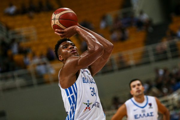 Ο Γιάννης Αντετοκούνμπο σε αγώνα του NBA, με αφορμή τα σενάρια μεταγραφής του στους New York Knicks.