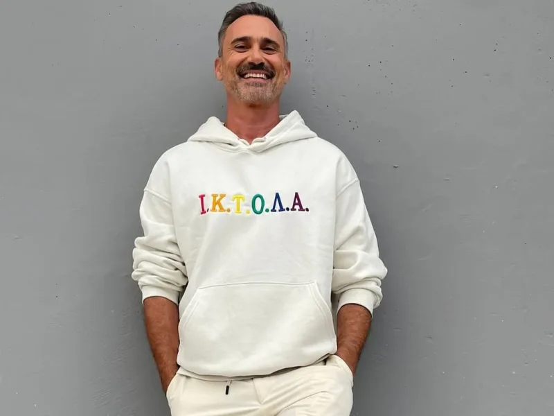 Ο Γιώργος Καπουτζίδης μπαίνει στη σειρά Το Σόι Σου με ρόλο-έκπληξη, φορώντας ένα λευκό φούτερ με πολύχρωμες λεπτομέρειες.