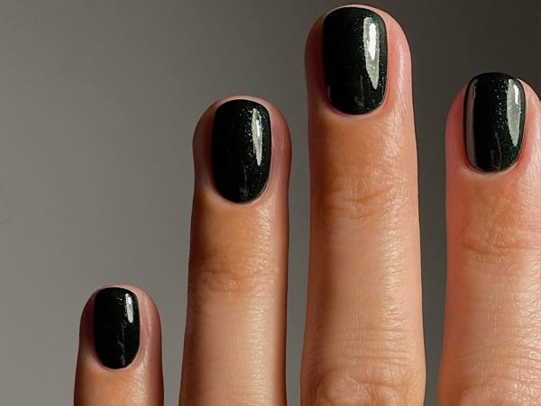 Goth Christmas nails: Η edgy εναλλακτική στο κόκκινο και χρυσό μανικιούρ