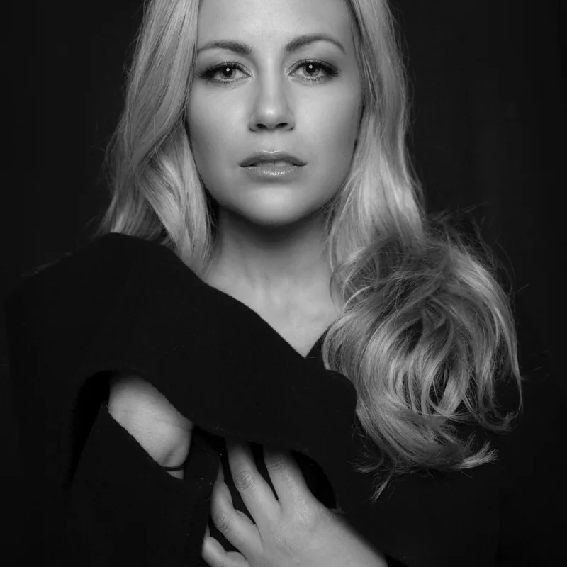 Πορτρέτο της ηθοποιού Rachael Carpani από τον προσωπικό της λογαριασμό στο Instagram.