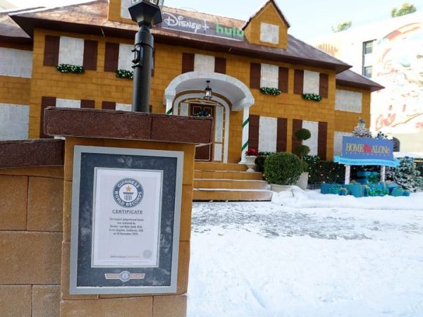 Σπίτι από τζίντζερμπρεντ, εμπνευσμένο από το Home Alone, καταρρίπτει ρεκόρ Γκίνες
