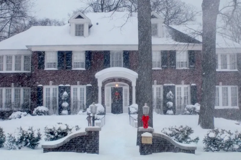 Το σπίτι της οικογένειας McCallister από την ταινία Home Alone χιονισμένο.