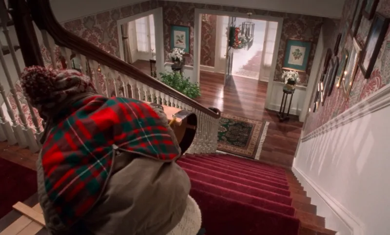 Σκηνή από την ταινία Home Alone με τον Kevin McCallister στις σκάλες του σπιτιού.