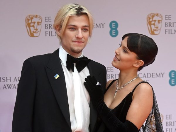 Η Millie Bobby Brown άλλαξε το όνομά της μετά τον γάμο με τον Jake Bongiovi