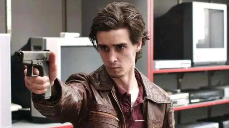Ο James Ransone σε σκηνή από τη σειρά The Wire κρατώντας όπλο.