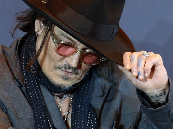 Λαμπερό καστ στο πλευρό του Johnny Depp για το Ebenezer A Christmas Carol