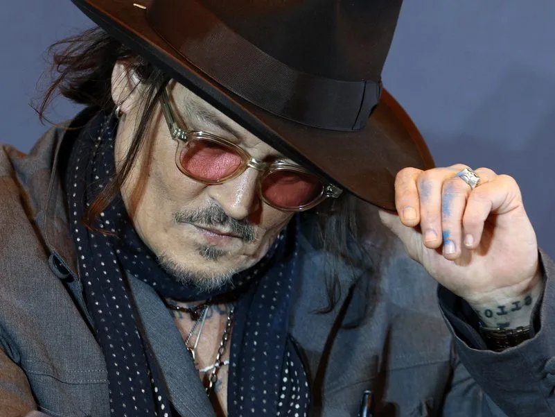 Ο Johnny Depp με καπέλο και γυαλιά ηλίου, ετοιμάζεται για το μεγάλο του comeback στο σινεμά.