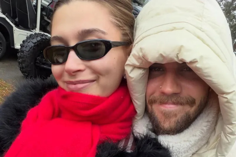 Ο Justin Bieber και η Hailey Bieber σε χειμερινή φωτογραφία.