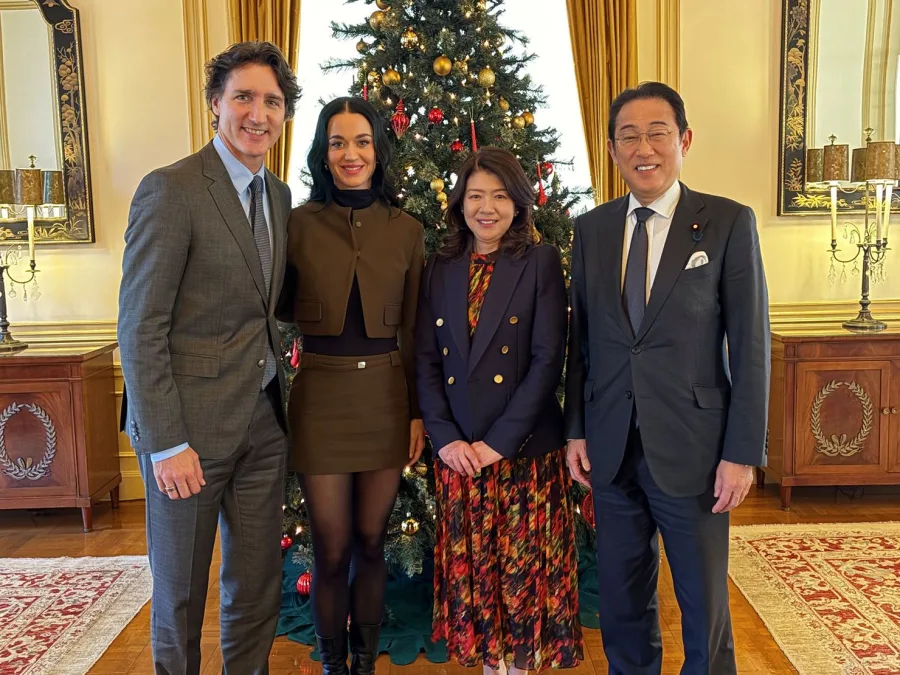 Ο Justin Trudeau και η Katy Perry με τον Fumio Kishida και τη σύζυγό του μπροστά από ένα χριστουγεννιάτικο δέντρο.