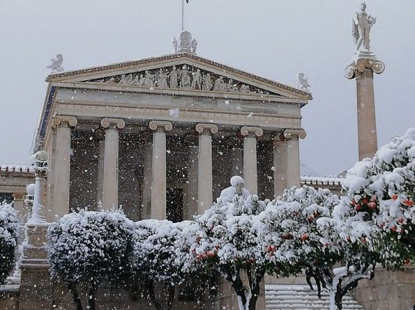 «Στα λευκά» και με τσουχτερό κρύο η τελευταία μέρα του 2025