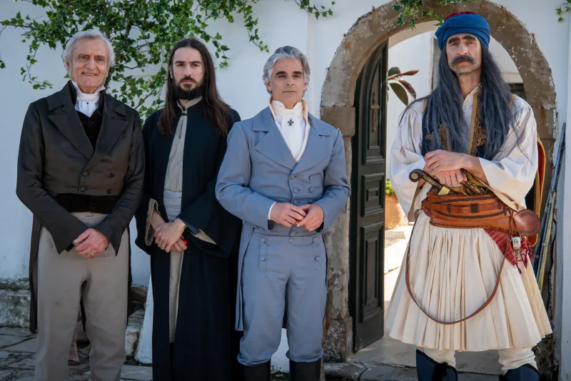 Η ταινία για τον Καποδίστρια παρουσιάζει τέσσερις άνδρες με ιστορικές ενδυμασίες σε εξωτερικό χώρο.