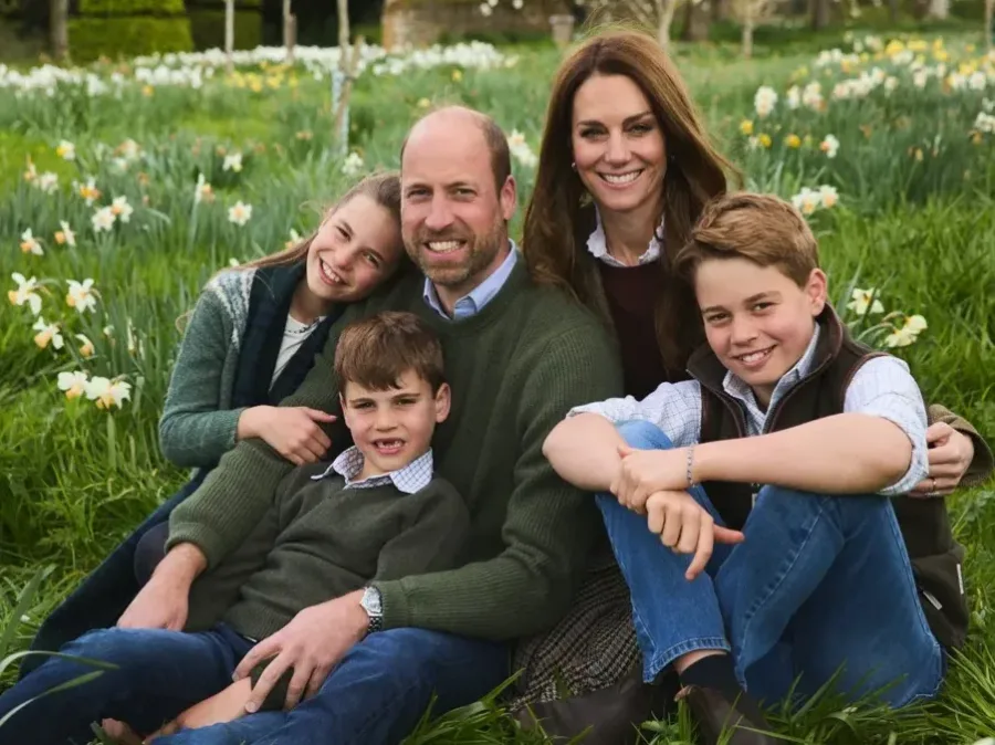 Ο πρίγκιπας William και η Kate Middleton στο χριστουγεννιάτικο οικογενειακό τους πορτρέτο.
