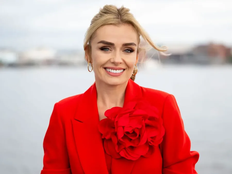 Η Ουαλή μεσόφωνος Katherine Jenkins σε επίσημο πορτρέτο από την Britannica.
