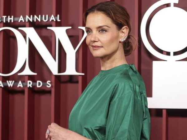 Η Katie Holmes μοιράζεται σπάνια φωτογραφία από την παιδική της ηλικία