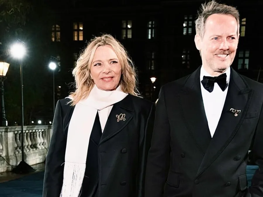 Η Kim Cattrall και ο Russell Thomas σε φωτογραφία από τον γάμο τους στο Λονδίνο.