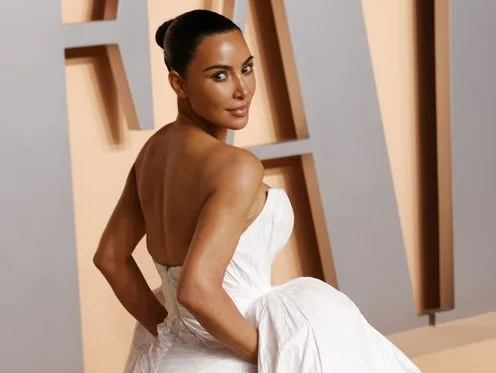 Πορτρέτο της Kim Kardashian σε επίσημη εμφάνιση.