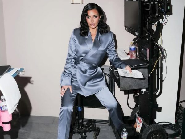 Η Kim Kardashian μεταμορφώνει το σπίτι της σε χριστουγεννιάτικο παράδεισο με αμέτρητα δέντρα