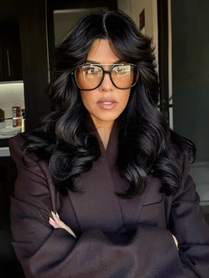 Η Kourtney Kardashian με το YSL haircut, μεγάλα γυαλιά ηλίου και καφέ σακάκι.