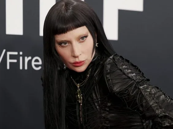 Η Lady Gaga στο κόκκινο χαλί των 67ων βραβείων Grammy 2025 στο Crypto.com Arena του Λος Άντζελες.