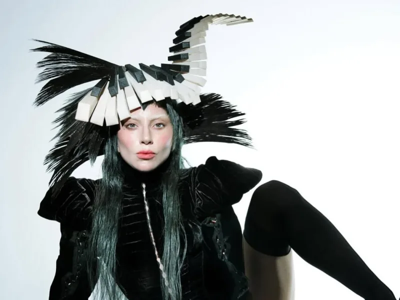 Η Lady Gaga με εντυπωσιακό καπέλο εμπνευσμένο από πιάνο, ετοιμάζεται για τη σκηνή των Grammy.