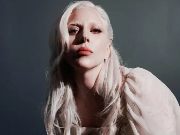 Η Lady Gaga σε προωθητική φωτογραφία για το άλμπουμ και τη συναυλιακή ταινία Harlequin.